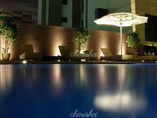 The surrounding around Sterling Poolside Dining adds to the Candle Light dinner.
