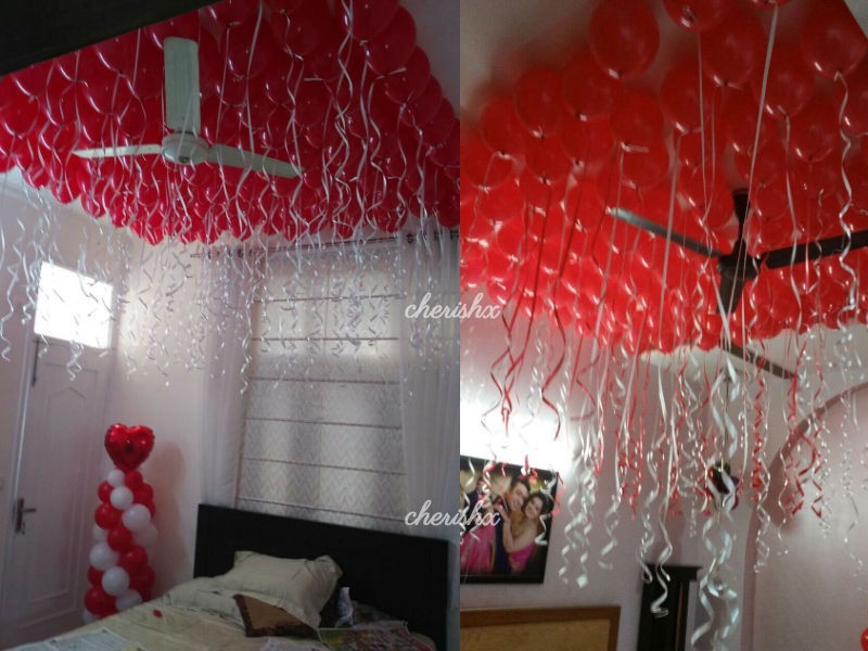 The ceiling of the room is decorated with red balloons to make the decor more beautiful.