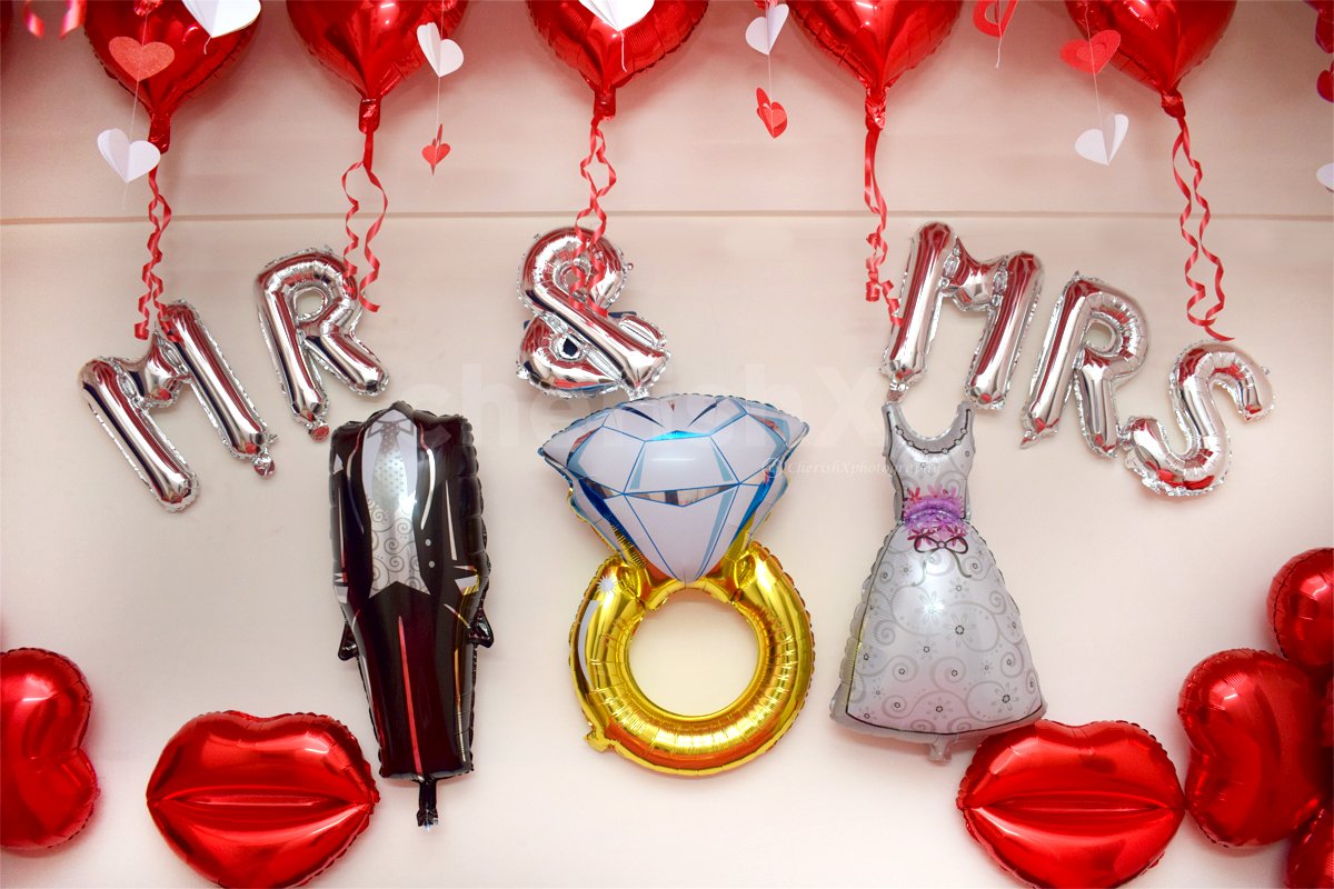 The Decor includes 1 male and female foil balloons, a ring foil balloon and Mr and Mrs Foil balloon.