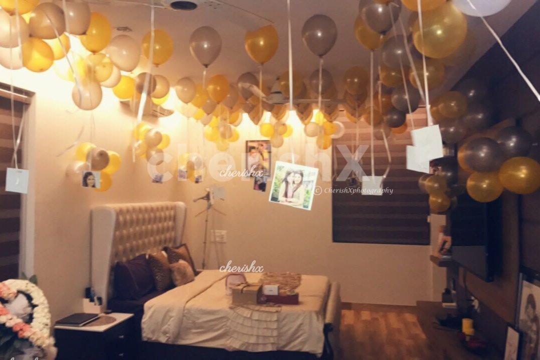 Surprise with hanging photos from the balloons