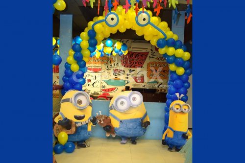 Create this minion land for your kid with balloons and cut-outs!