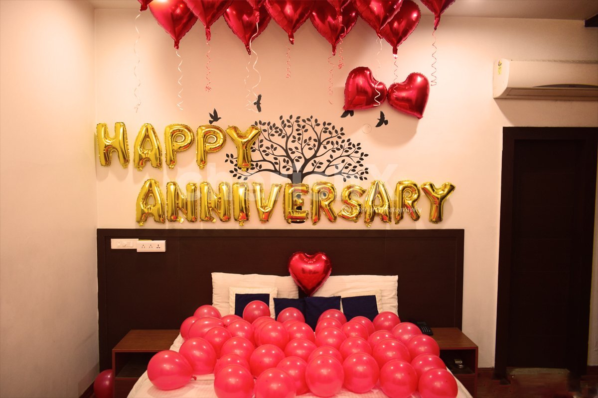 Surprise your loved one with this Anniversary Bedroom Balloon Decor.