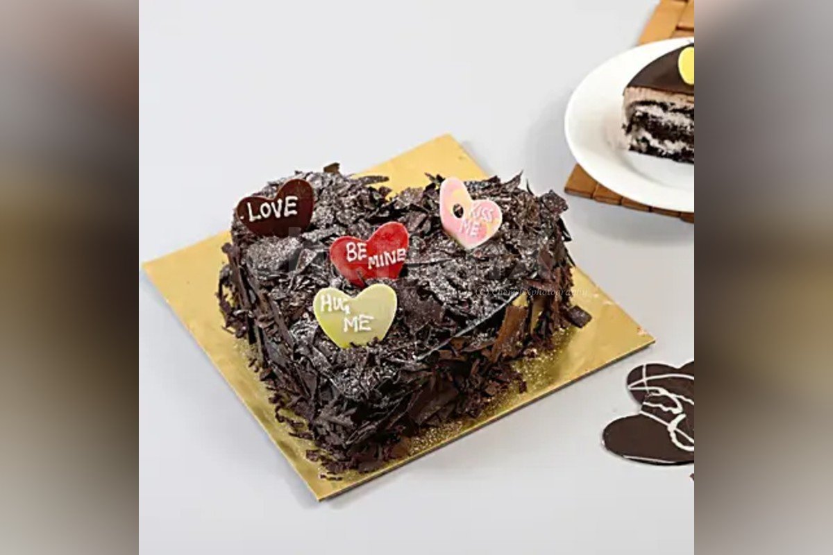 special heart chocolate cake delivery at home