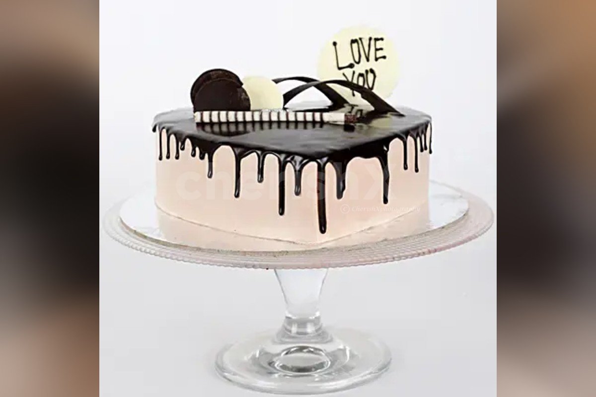 Heart shape chocolate cream cake by cherishx
