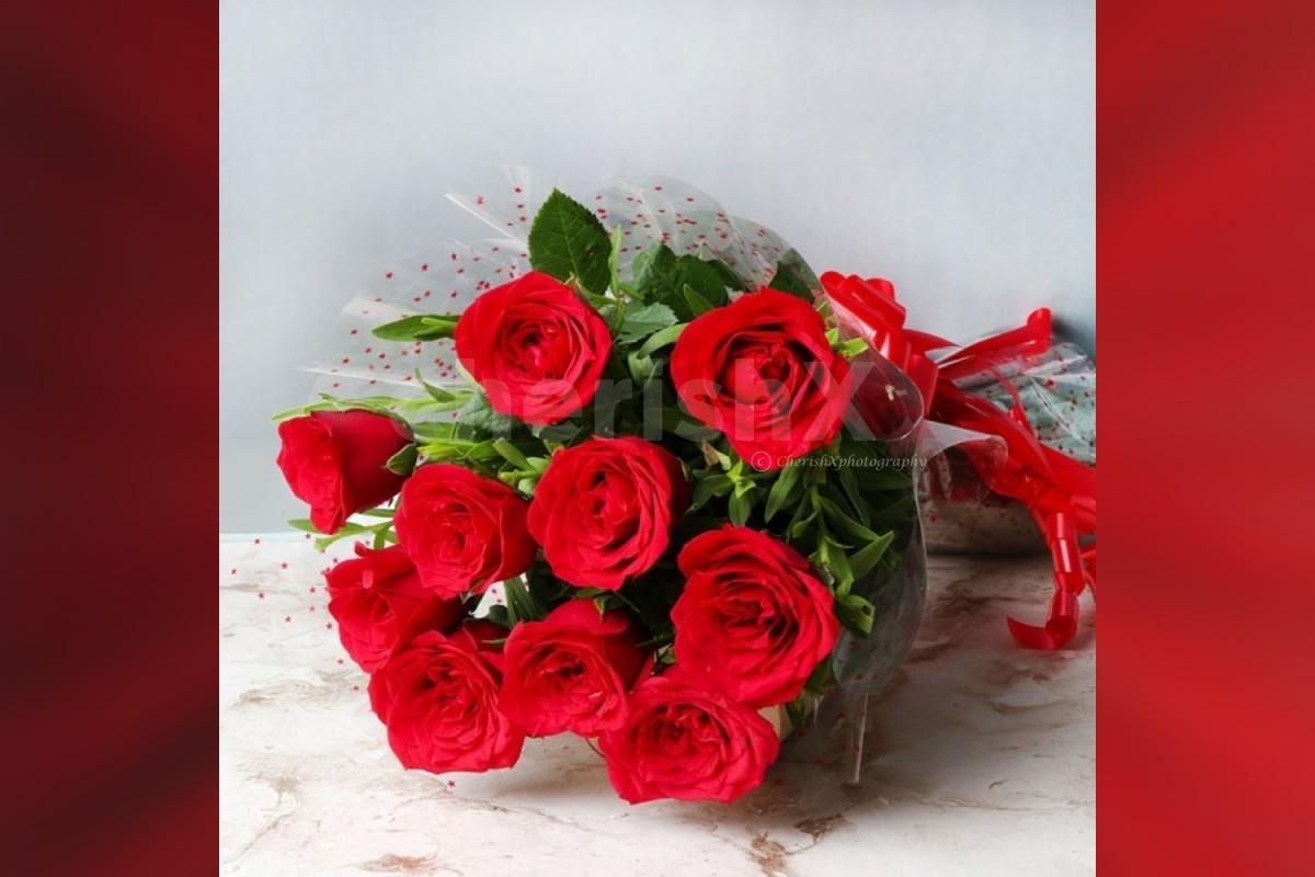 10 red rose bouquet and black forest cake (500 gms)