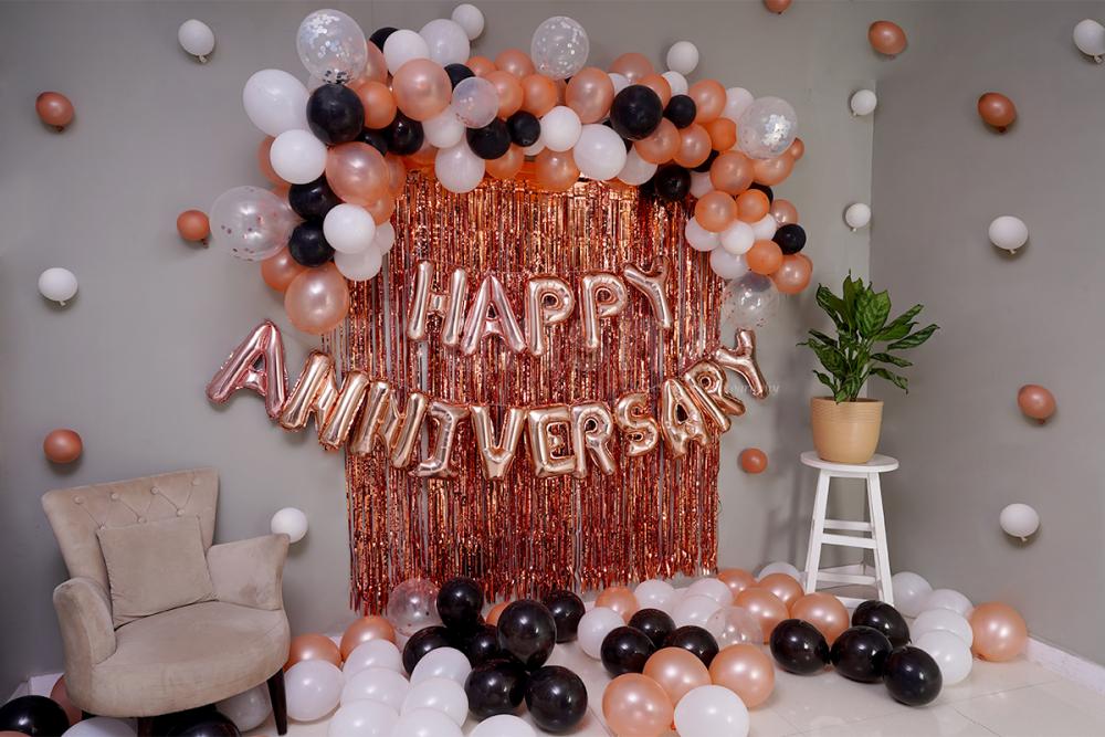 The Decor is filled with Rosegold, White and Black Balloons.