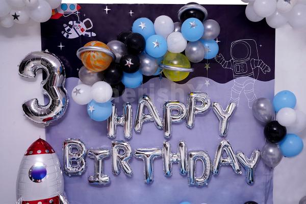Give your kid the feeling of space by having this attractive Balloon room decor.