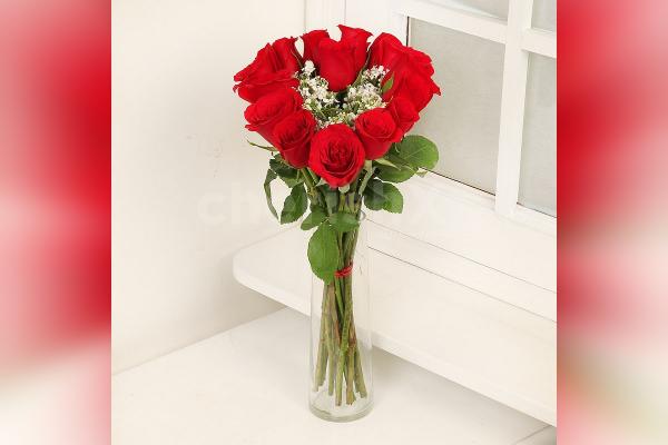 Heart Shaped Arrangement of 15 Red Roses in Glass Vase