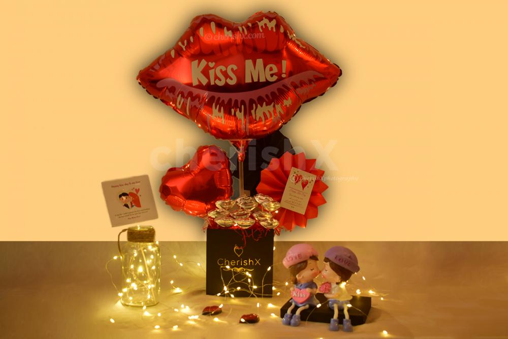 Gift him/her this beautiful Kiss Me Balloon Bucket and make them feel special!