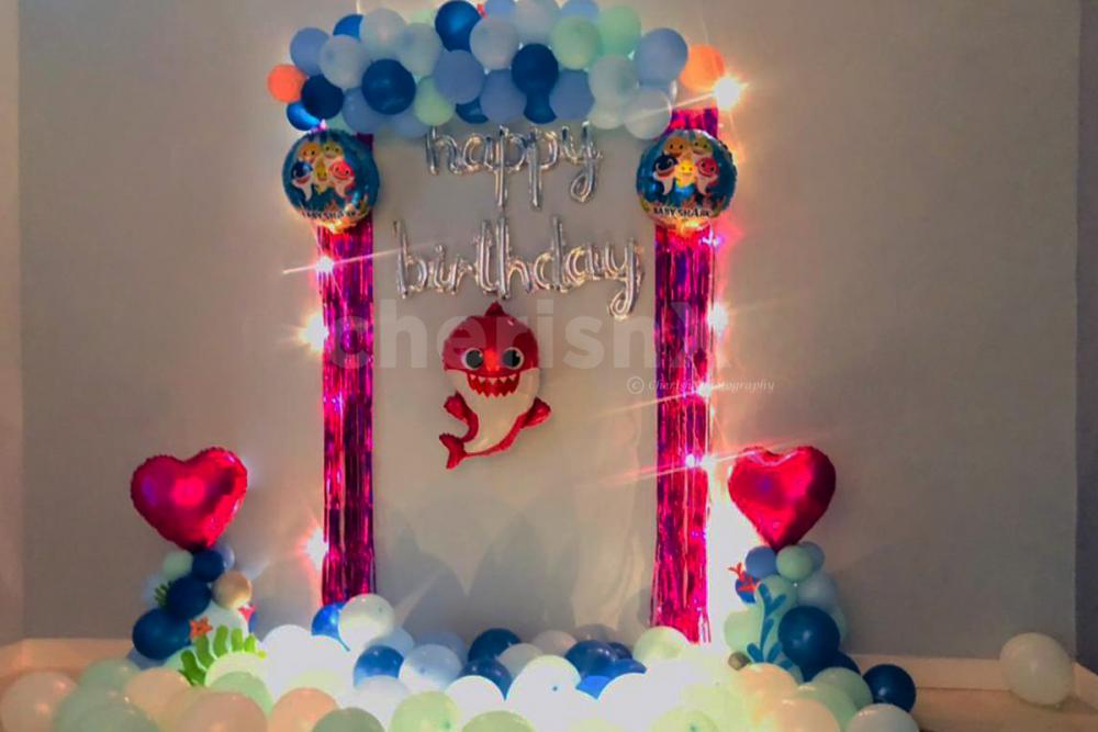 Celebrate your child's birthday with different color balloons decoration!