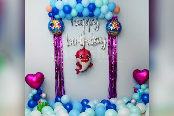 Decorate your room with baby shark balloons for an amazing party!