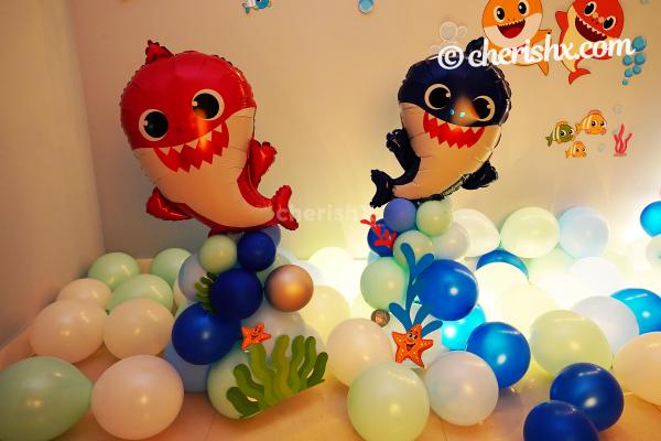The Baby Shark Themed Room Decoration includes circle baby shark foil balloons.