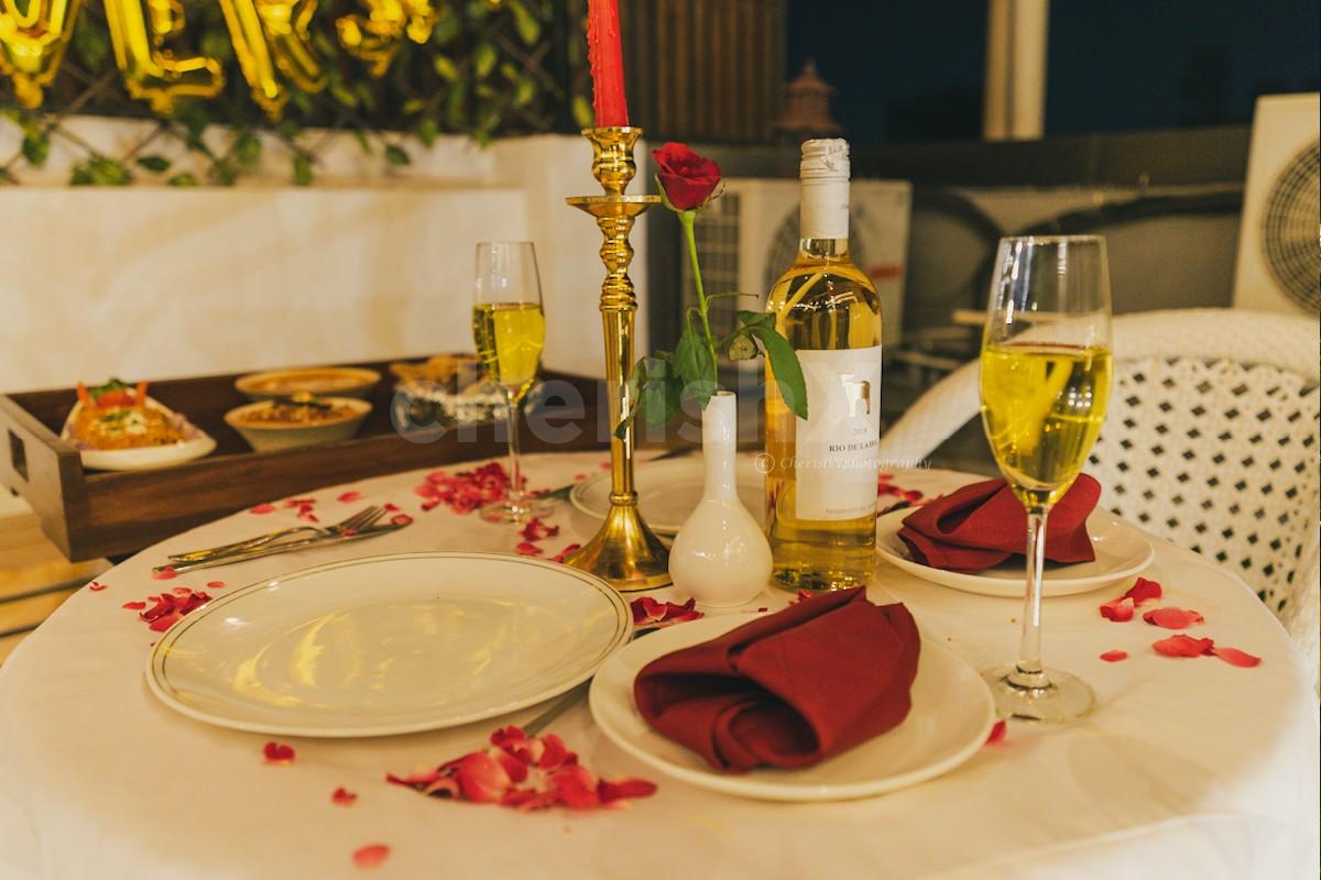 Book a Romantic Private Candle Light Dinner in Delhi for your First