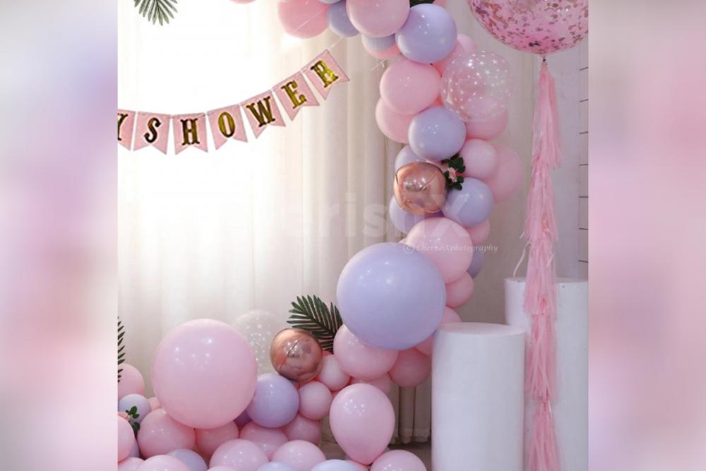 Loaded with Roe Gold balloons and silver foil balloons, this decor is likely to touch the hearts of your guests!