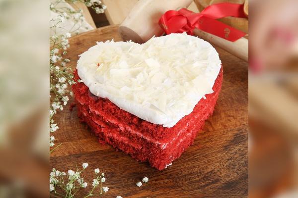 Enjoy Pinata red velvet cake by cherishx