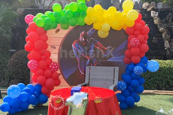 Closer look at the personalised backdrop with building structure included in the superhero themed decor!