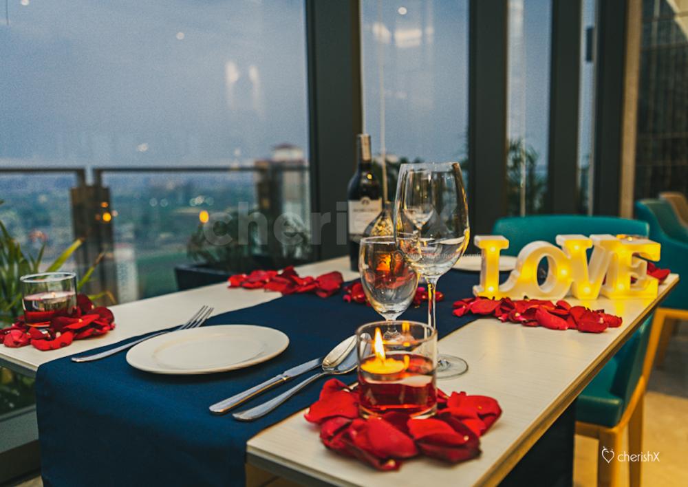Experience the love in the air by booking CherishX's Romantic Candle Light Dinner at the Holiday Inn, Delhi NCR.