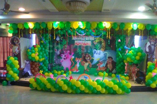 Book a Jungle Theme Decoration for your kid's birthday.