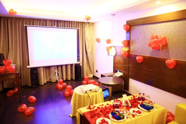 Make your close one feel special on birthday, anniversary or any other occasion with Dinner and Movie Date Experience!