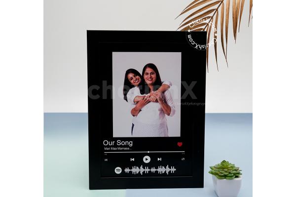 Gift your boyfriend, girlfriend, husband or wife, a beautiful Spotify Frame!