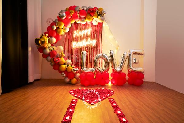 Get a little romantic and surprise your special one with this gorgeous decoration!