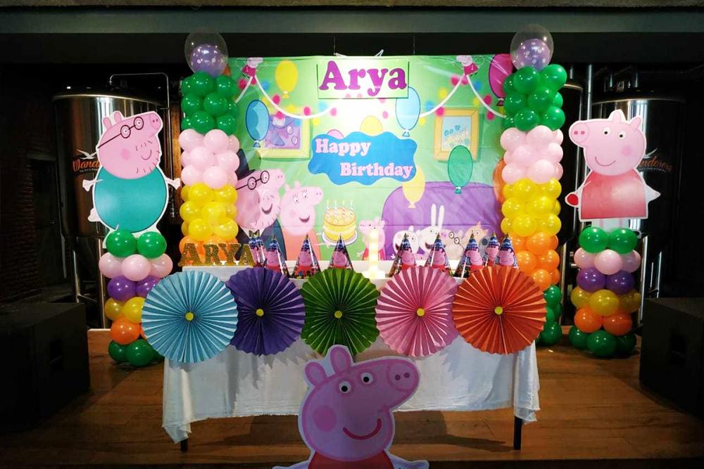 A Peppa Pig themed Happy Birthday Decor for your baby's birthday.