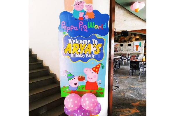 Book a Grand Peppa Pig Theme Decoration for your kid's birthday, baby shower or welcome baby celebrations.