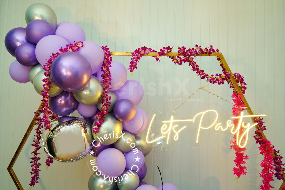 Your party could be held anywhere, all you need is this decor to transform your venue.