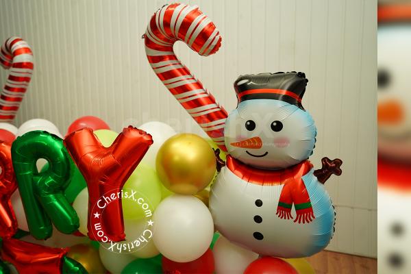 The snowman is the cutest addition you cannot ignore in the bouquet