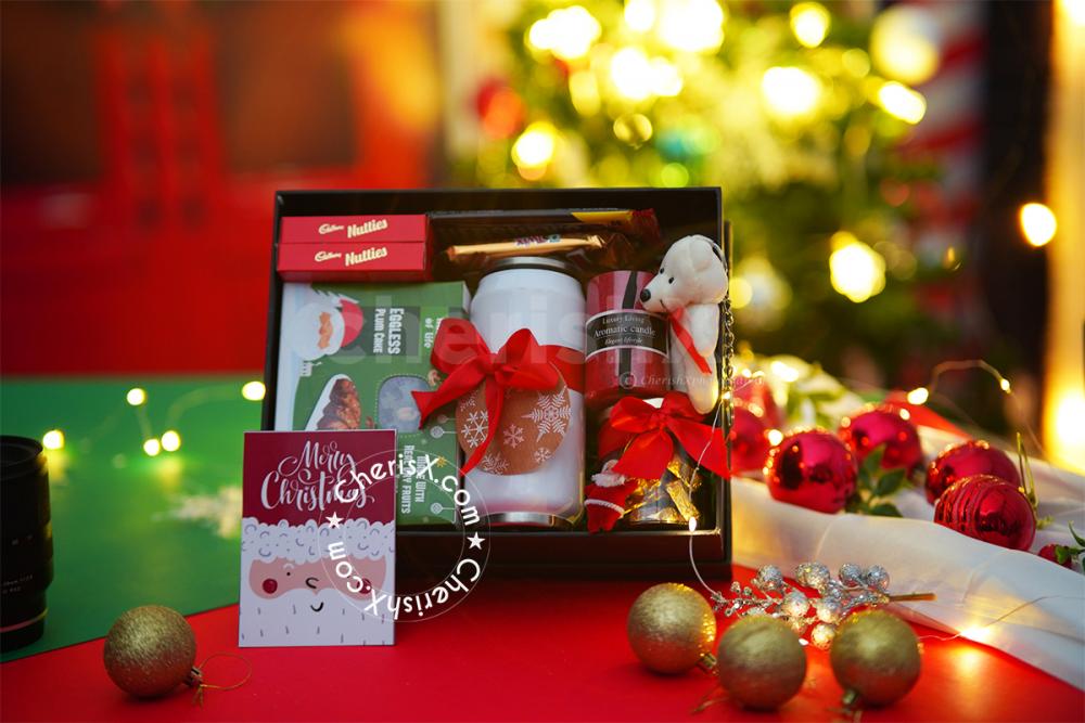 Enjoy the irresistible chocolates added to the hamper by our experts