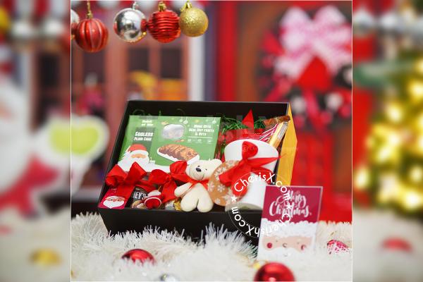 This Xmas be the secret Santa to your loved ones with our personalised hampers