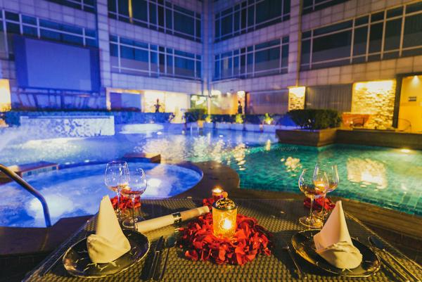 The candles and flowers arranged by the pool will make the even more romantic