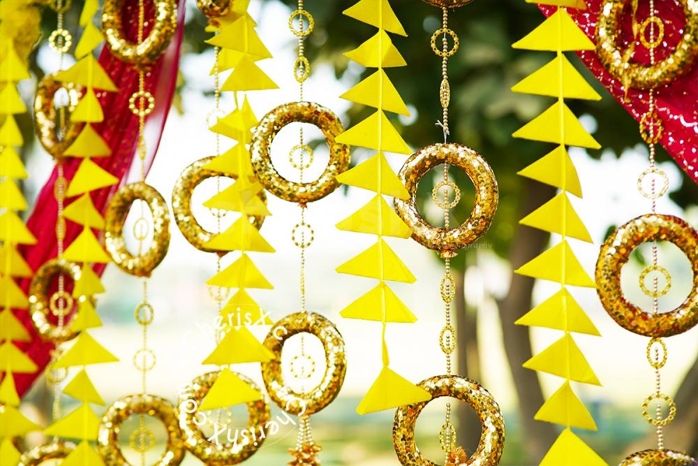 The Urli décor is a beautiful traditional and elegant theme for your haldi celebrations