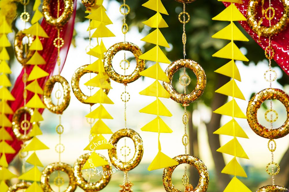 The Golden Ring mehndi décor is a special décor idea that will never disappoint