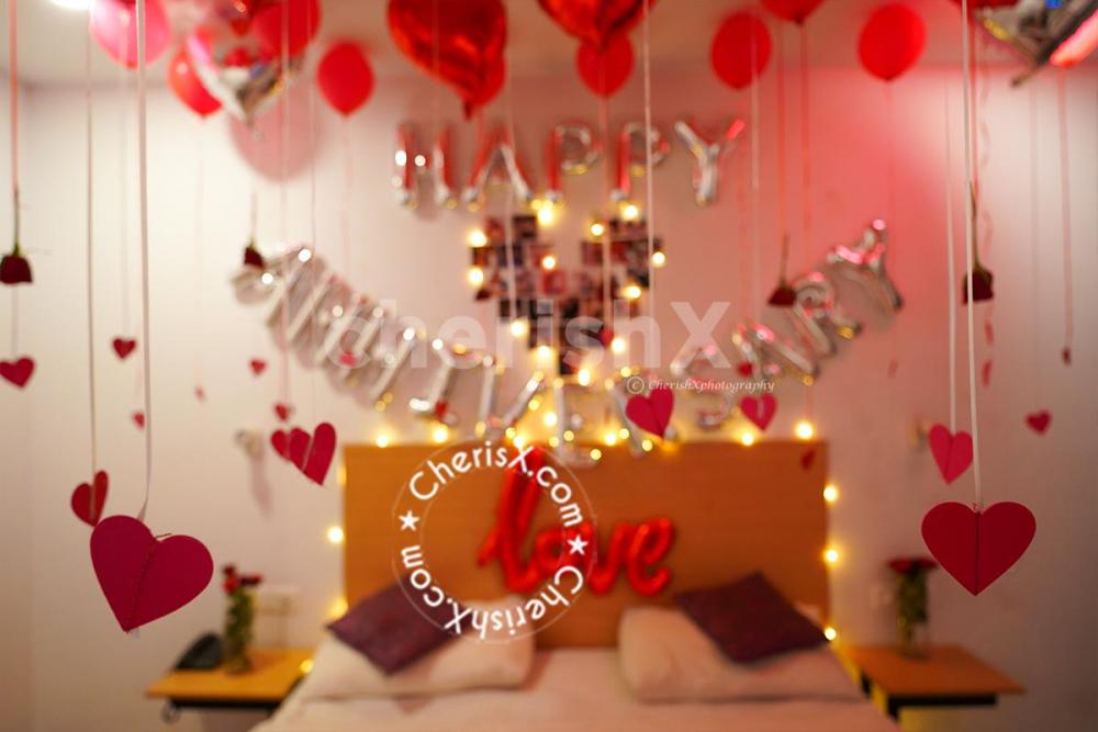 The paper heartstrings hanging around will make the decor even more attractive