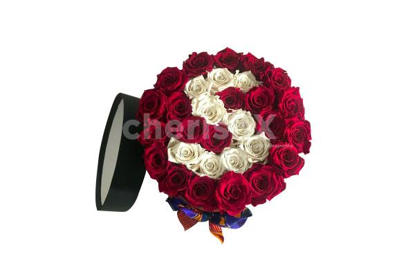 A combination of white and red roses to surprise your loved one.
