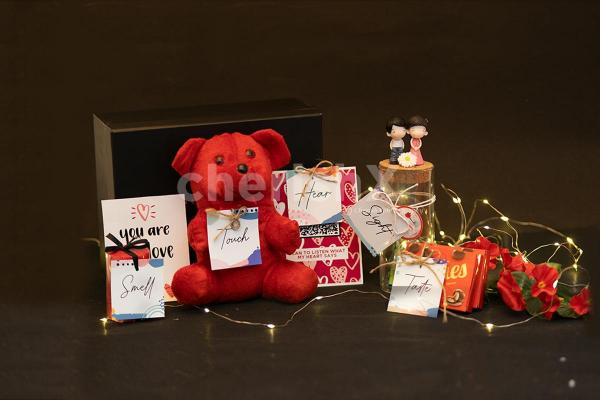 The unique sense hamper with chocolates and teddy is specially designed for love birds
