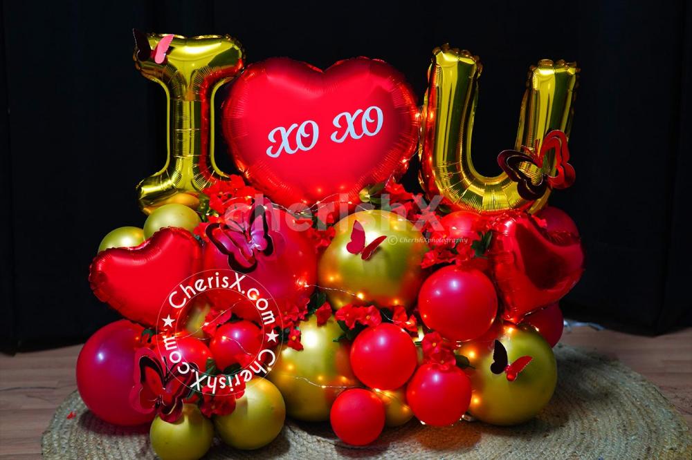 The red and golden balloon combination is a priceless addition to the hamper