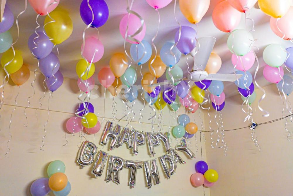 Room decoration with pastel balloons for an amazing party.