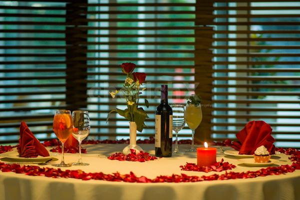 This dinner at Holiday Inn provides couples with a unique culinary experience.