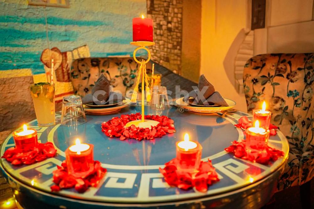 The vibrant décor is especially stunning for the romantic dinner experience.