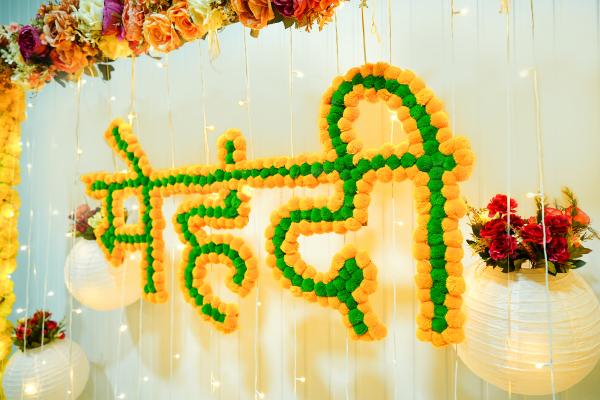 The Mehndi board is a smart addition to the décor setup