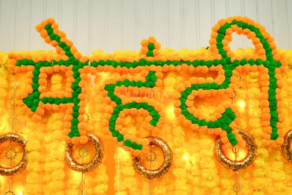The set-up of golden and yellow theme décor is simple yet elegantq