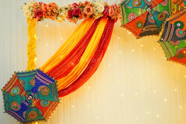 The mehndi or haldi celebration cannot be simple if you have the umbrella décor