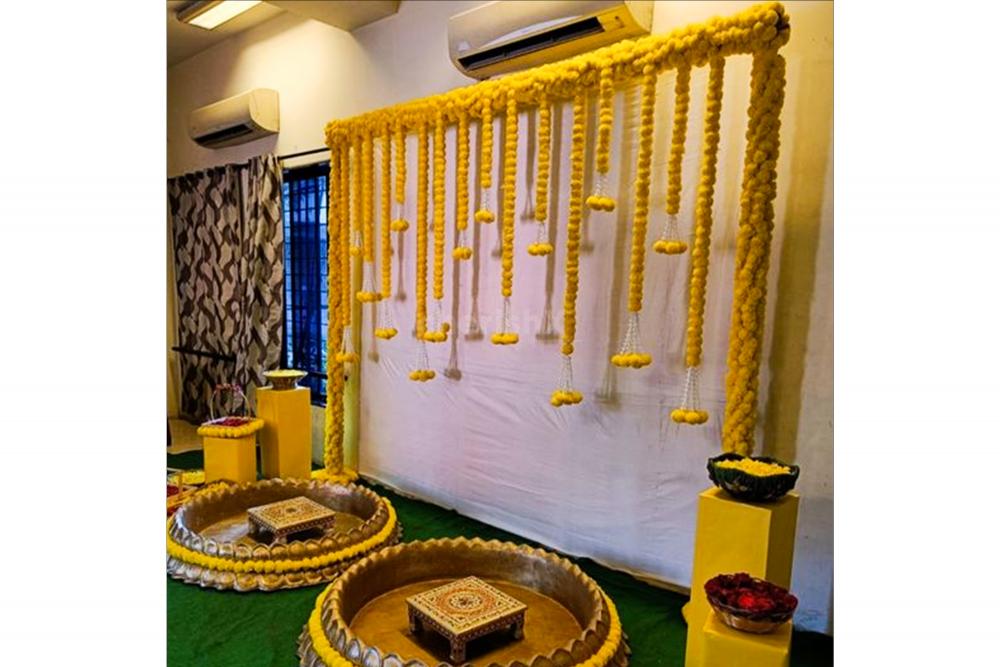 Add glamour to your Haldi rituals with our exorbitant marigold backdrop.