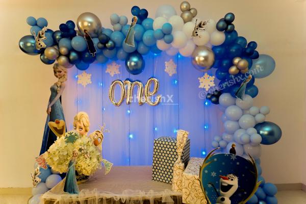 A balloon arc made up of chrome, metallic and pastel balloons in the shade of blue and white.