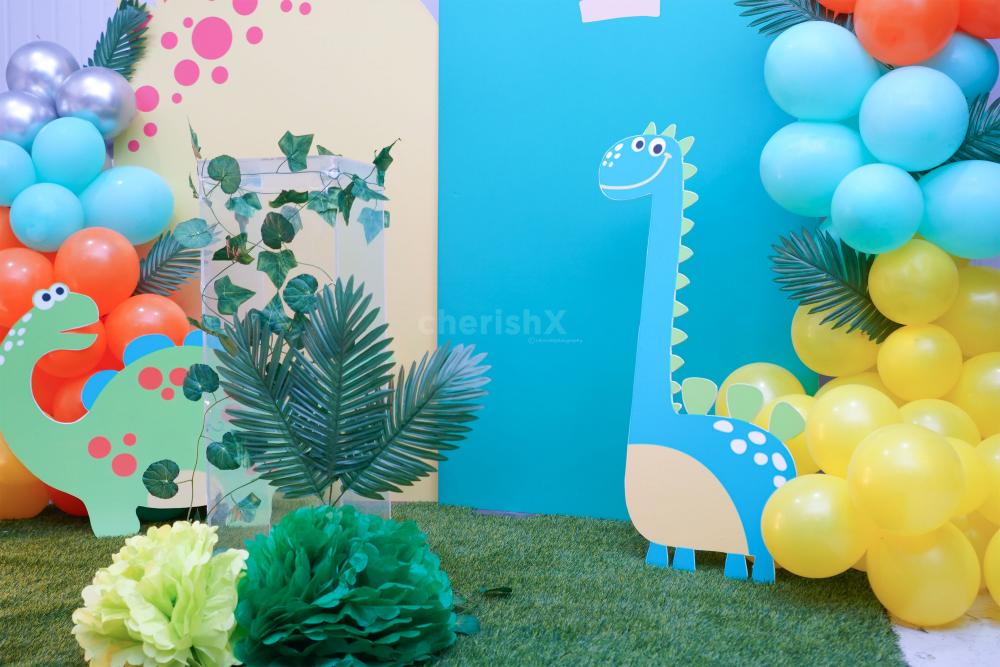 Celebrate your child’s birthday in this exotic land of dinosaur-inspired theme décor