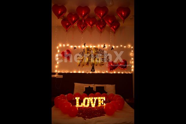 Air balloon room decoration to surprise your love.