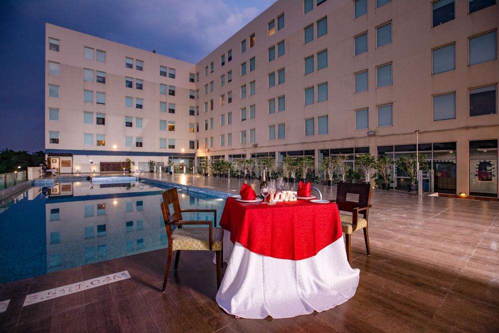 Soaking up Savors With Heartfelt Poolside Dinner