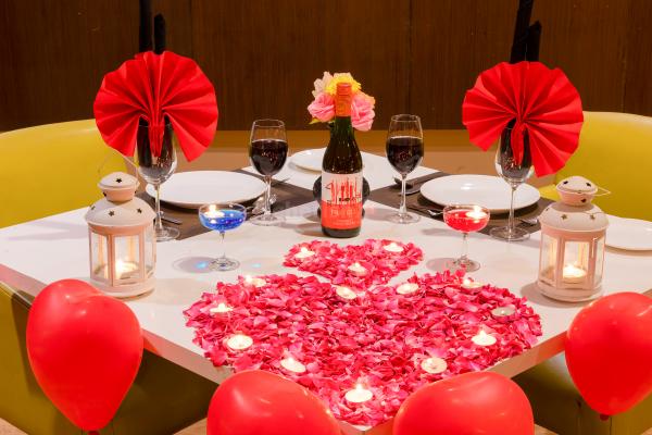 The heart-shaped balloons and candles set the perfect vibe for the romantic dinner night